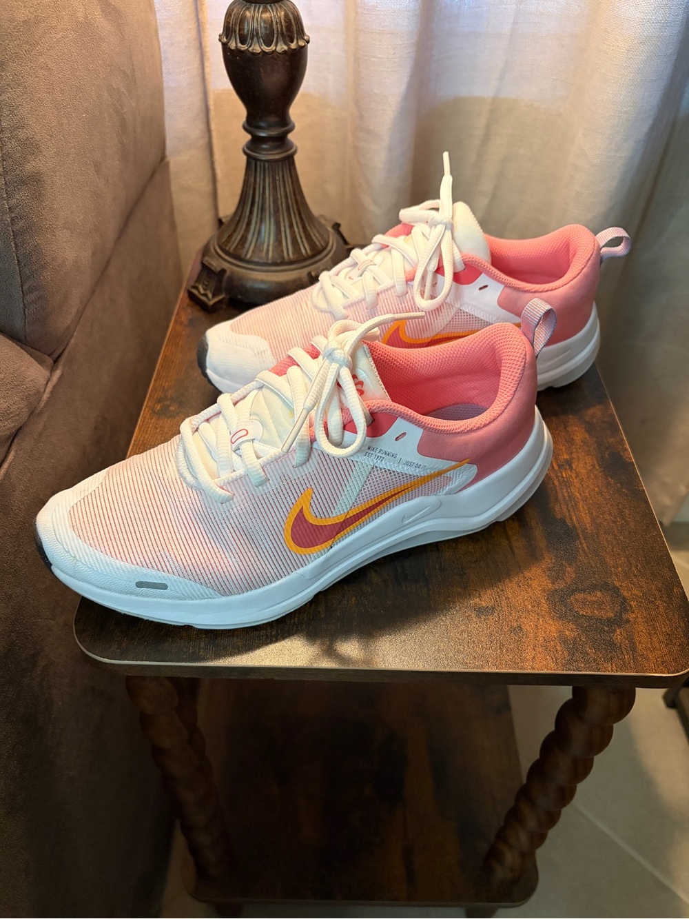 EUC! Nike Pink and White Sneakers Modern Athletic Design 🩷🤍